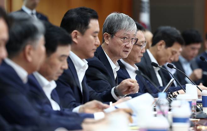 이찬진 금융감독원장이 8일 오전 서울 여의도 금융투자협회에서 열린 금융투자회사 CEO 간담회에서 모두발언을 하고 있다. /뉴스1