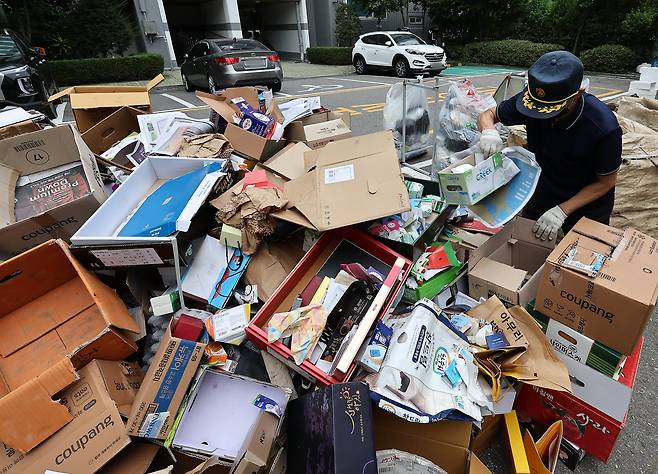 서울 시내 한 아파트 단지 내 분리수거장에서 경비원이 재활용 쓰레기를 정리하고 있다. /뉴스1