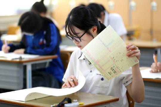 2026학년도 수능 9월 모의평가가 치러진 3일 오전 대전 유성구 중일고등학교 교실에서 3학년 학생들이 고요한 집중 속에 펜 끝으로 미래를 써 내려가고 있다. 대전일보DB