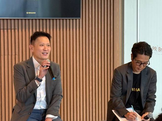 리처드 텅 바이낸스 CEO와 스티븐 영 김 바이낸스 이사가 8일 서울 서대문구 골든타워 빌딩에서 열린 '바이낸스 블록체인 세미나(BBS)'에서 취재진의 질문에 답변하고 있다. ⓒ데일리안 황지현 기자