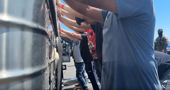 미국 이민세관단속국 ICE(U.S. Immigration and Customs Enforcement)가 조지아주 내 현대자동차그룹과 LG에너지솔루션 합작 배터리 공장 건설 현장의 한국인 직원 300여 명을 기습 단속·구금하는 영상을 공개했다.  ICE 홈페이지