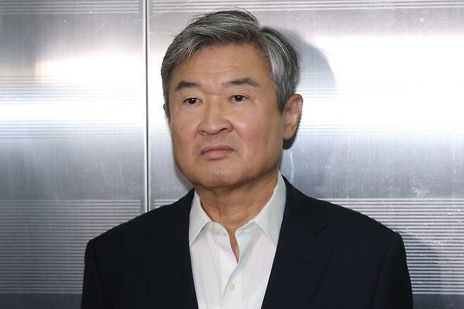 조태용 전 국정원장이 20일 오전 서울 서초구 순직해병 특검팀(이명현 특별검사) 사무실에서 조사를 받기 위해 출석하고 있다.