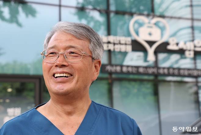 서울역 14번 출구 앞에 자리한 요셉의원 건물을 배경으로 선 고영초 병원장.  7층 건물이지만 연면적은 영등포 시절의 절반으로 줄었다고 한다. 변영욱 기자 cut@donga.com