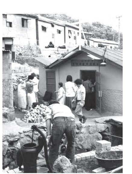 1987년 요셉의원이 개원한 서울 신림동 달동네는 주거환경도 위생상태도 열악했다. 요셉의원 개원 전 무료진료하던 ‘사랑의 집’ 입구.   요셉의원 제공