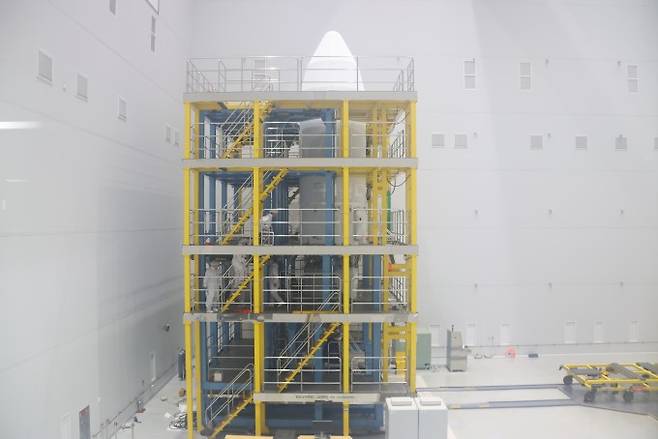 누리호 4차 발사체 3단부. 수직 상태에서 위성 탑재가 완료되면 눕혀서 1단, 2단부와 결합된다. 한국항공우주연구원 제공