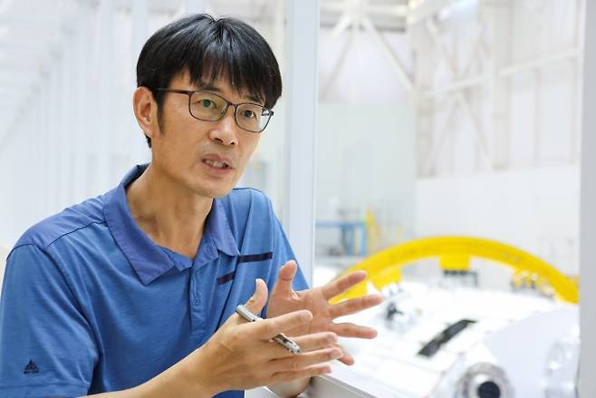 원유진 항우연 고도화사업체계팀장이 누리호의 구조와 작동 원리에 대해 설명하고 있다. 한국항공우주연구원 제공