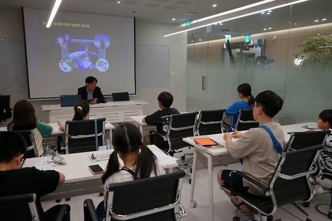 최승철 과장의 강연을 듣고 있는 어린이 우주 기자단. 동아사이언스 제공