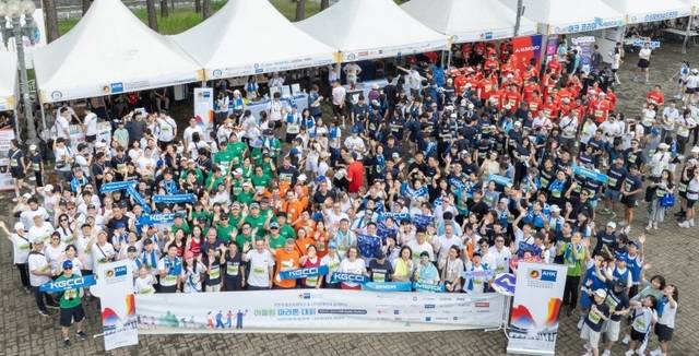 KGCCI와 회원사 임직원들이 지난 7일 서울 상암동 월드컵공원에서 주한독일상공회의소가 공동 주관한 ‘제11회 시각장애인과 함께하는 어울림 마라톤 대회’에 참여해 기념촬영을 하고 있다.    [KGCCI 제공]