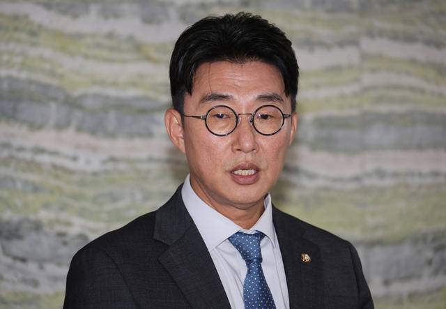 노종면 더불어민주당 의원이 8일 서울 여의도 국회에서 더불어민주당 언론개혁특별위원회 브리핑을 하고 있다. [연합뉴스]