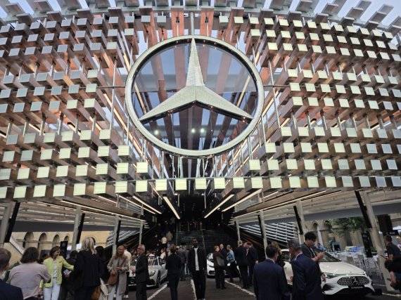 IAA 모빌리티 2025 공식 개막 전날 밤인 7일(현지시간) 독일 뮌헨 아포테켄호프에 마련된 벤츠 파빌리온 모습. '벤츠 월드 프리미어 행사장'에서 세계 최초로 공개된 순수전기차 GLC 크롬그릴의 형상을 하고 있다. 사진=김학재기자