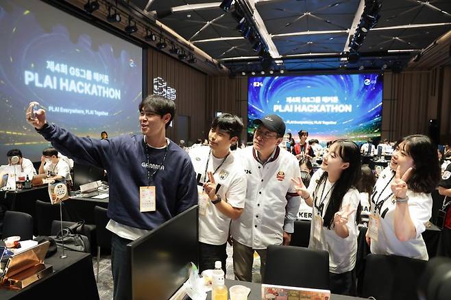 허태수 GS그룹 회장(왼쪽 세번째)이 8일 서울 강남구 웨스틴 서울 파르나스에서 열린 '제4회 GS그룹 해커톤'에 참석해 GS그룹 임직원들과 기념촬영을 하고 있다. GS그룹 제공