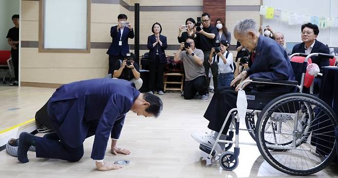 권오을 국가보훈부 장관이 8일 전북 전주시 전주보훈요양원 강당에서 열린 이석규 애국지사 상수연에 참석해 큰절을 올리고 있다. 뉴스1
