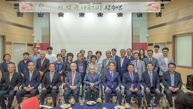 권오을 국가보훈부 장관이 8일 오후 전북 전주보훈요양원에서 올해 100세 생신을 맞은 이석규 애국지사 상수연에 참석해 기념촬영을 하고 있다. 국가보훈부 제공