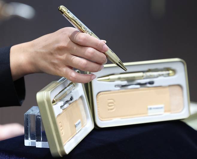 8일 오전 서울 마포구 한국조폐공사 화폐제품판매관에서 모델이 ‘황금볼펜 에디션’을 선보이고 있다. 최현수 기자 emd@hani.co.kr