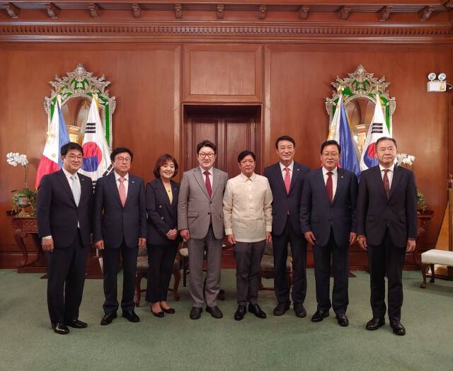 권성동(왼쪽 넷째) 국민의힘 의원이 2022년 7월1일 필리핀에서 페르디난드 마르코스 주니어 필리핀 신임 대통령에게 윤석열의 축하 인사를 전하고 기념촬영을 하고 있다. 외교부 제공