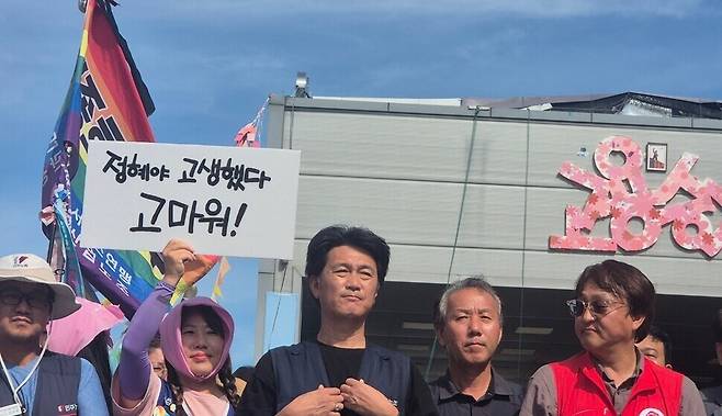 박정혜 부지회장이 600일 만에 고공농성을 해제한 2025년 8월29일, 김형수 민주노총 금속노조 거제·고성·통영 조선하청 지회장(가운데)과 민주노총 서비스연맹 관광레저산업노조 세종호텔지부의 허지희 사무장(왼쪽 두번째)이 박 부지회장을 기다리고 있다. 김형수 지회장은 2025년 3월15일부터 서울 중구 한화오션 본사 앞 철탑에서 97일 동안 고공 농성을 했고, 허 사무장이 소속된 세종호텔지부의 고진수 지부장은 2025년 2월13일부터 현재까지 서울 중구 세종호텔 맞은편 지하차도 진입 차단시설에서 고공농성을 하고 있다. 신다은 기자