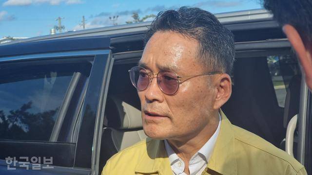 조기중 주미대사관 워싱턴 총영사가 6일 한국인 300여 명이 구금돼 있는 미국 조지아주 포크스턴 디레이 제임스 교정 시설 앞에서 한국 취재진과 인터뷰하고 있다. 포크스턴=권경성 특파원