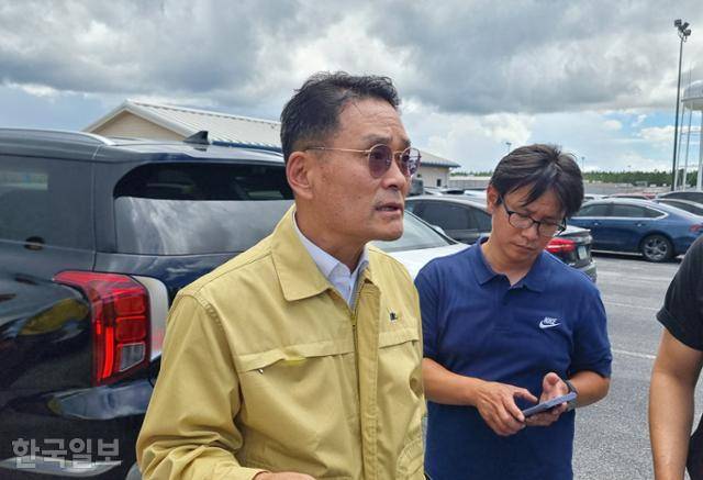 조기중(왼쪽) 주미대사관 워싱턴 총영사가 7일 미국 조지아주 포크스턴 디레이 제임스 교정 시설에서 한국 취재진과 만나고 있다. 포크스턴=권경성 특파원