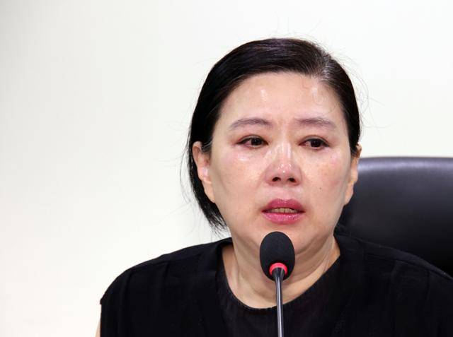 직장 내 괴롭힘으로 사망한 고(故) 오요안나 기상캐스터의 모친 장연미씨가 7월 17일 서울 여의도 국회 의원회관에서 열린 '방송 미디어 노동자와 직장 내 괴롭힘, 오요안나법의 조건은 무엇인가 토론회'에서 발언 도중에 눈시울을 붉히고 있다. 뉴시스
