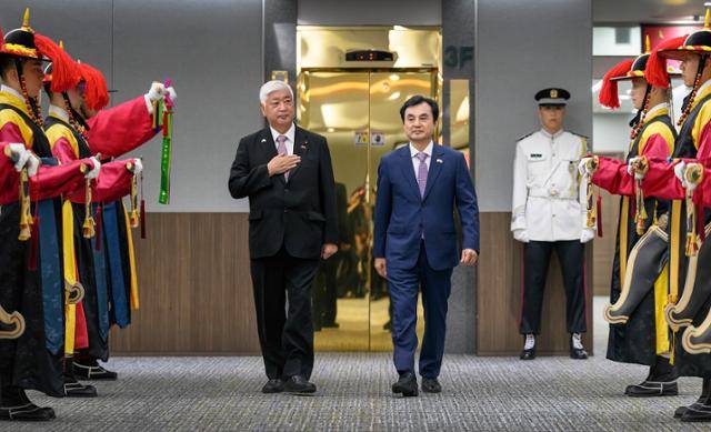 안규백(오른쪽) 국방부 장관과 '2025 서울안보대화'(SDD) 참석차 한국을 방문한 나카타니 겐 일본 방위상이 8일 서울 용산구 국방부 청사에서 열린 의장행사에서 이동하고 있다. 국방부 제공