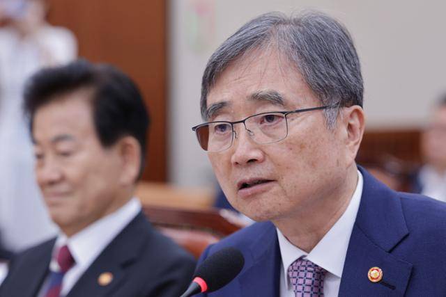 조현 외교부 장관이 8일 오후 서울 여의도 국회에서 열린 외교통일위원회 전체회의에서 의원 질의에 답변하고 있다. 뉴스1