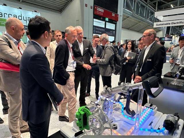 8일 독일 뮌헨 'IAA 모빌리티 2025' 현대모비스 전시관에서 현대모비스 관계자들이 유럽 완성차 구매 담당자들에게 제품 및 기술에 대해 설명하고 있다. 뮌헨=이상무 기자