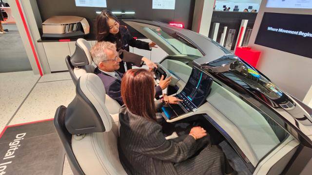 현대모비스 관계자들이 8일 독일 뮌헨 'IAA 모빌리티 2025' 전시관에서 유럽 구매 담당자에게 'AR-HUD'에 대해 설명하고 있다. 현대모비스 제공