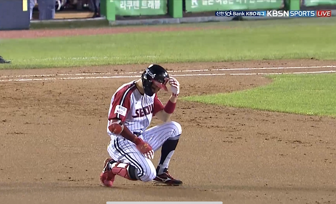LG 박해민이 7일 잠실 SSG전 7회 말 상대 중견수 최지훈의 호수비에 한 쪽 무릎을 꿇고 아쉬워하고 있다. 사진=KBS N SOPRTS·티빙 제공