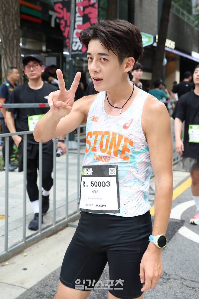 '런서울런 2025(제19회 일간스포츠 서울마라톤)’가 7일 오전 서울 중구 서울광장에서 열렸다. 하프 1등 원형석이 피니시 라인을 통과하고 포즈를 취하고 있다. 일간스포츠가 주최하고 스포맥스 코리아가 주관하며 서울특별시가 후원하는 ‘런서울런 2025’는 지난 18년간 열린 ‘그린리본 희망 페스티벌’의 명맥을 잇는 대회로, 10㎞와 하프(21㎞) 두 구간으로 나뉘어 진행됐다. 서병수 기자 qudtn@edaily.co.kr /2025.09.07/