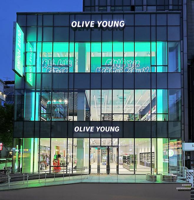 CJ올리브영 홍대놀이터점은 맨즈 트렌드를 비롯해 다양한 K뷰티를 체험할 수 있는 남성 특화 매장으로 꾸며졌다. 올리브영 제공