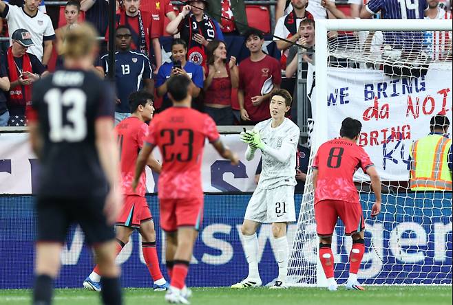 <yonhap photo-2874=""> 선방쇼 펼친 조현우(해리슨[미국 뉴저지주]=연합뉴스) 윤동진 기자 = 6일(현지시간) 미국 뉴저지주 해리슨 스포츠일러스트레이티드 스타디움에서 열린 한국 대 미국 친선경기에서 한국 골키퍼 조현우가 선방후 박수를 치고 있다. 2025.9.7mon@yna.co.kr/2025-09-07 08:41:52/<저작권자 ⓒ 1980-2025 ㈜연합뉴스. 무단 전재 재배포 금지, AI 학습 및 활용 금지></yonhap>