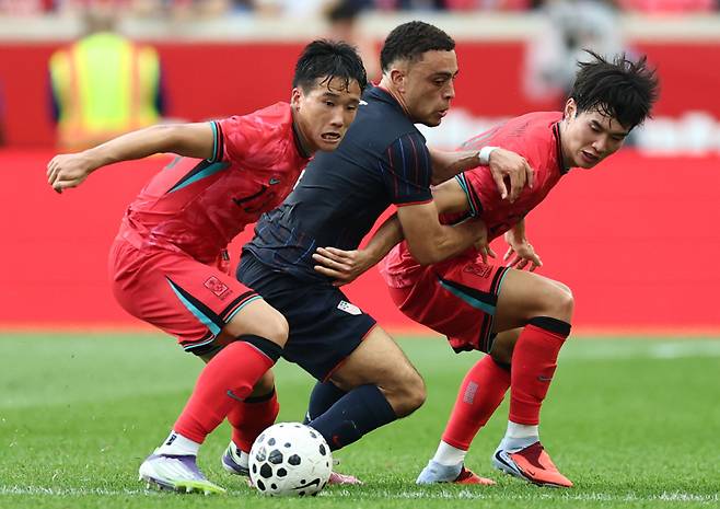 <yonhap photo-2995=""> 수비하는 이태석-김진규 (해리슨[미국 뉴저지주]=연합뉴스) 윤동진 기자 = 6일(현지시간) 미국 뉴저지주 해리슨 스포츠일러스트레이티드 스타디움에서 열린 한국 대 미국 친선경기에서 이태석(왼쪽)과 김진규가 미국 서지뇨 데스트를 막고 있다. 2025.9.7 mon@yna.co.kr/2025-09-07 09:11:46/ <저작권자 ⓒ 1980-2025 ㈜연합뉴스. 무단 전재 재배포 금지, AI 학습 및 활용 금지></yonhap>