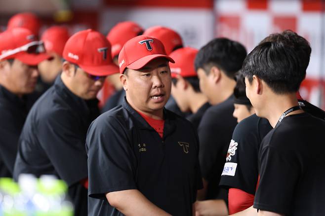 8일까지 리그 8위에 머무는 KIA. 이번 주중 4연전 결과에 따라 시즌 향방이 좌우될 전망이다. 사진은 경기를 마친 뒤 코칭스태프와 악수하는 이범호 감독. KIA 제공