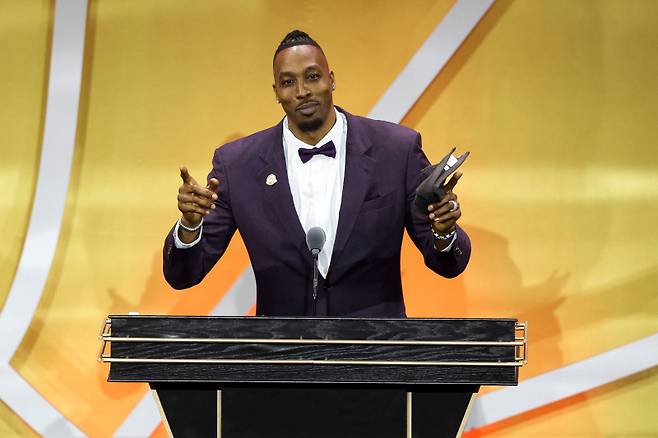 NBA 센터 드와이트 하워드가 7일 미국 매사추세츠주 스프링필드의 2025 농구 명예의 전당 헌액식에 참석해 소감을 전하고 있다. AFP=연합뉴스
