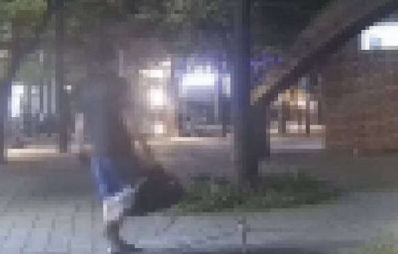 지난 2일 오전 대구 수성못 인근에서 육군 A 대위가 총상을 입고 사망한 채 발견됐다. 사진은 전날 오후 11시께 A대위가 총기를 가방에 넣은 채 사고 현장 인근에서 이동하는 모습. [사진=독자 제공, 연합뉴스]