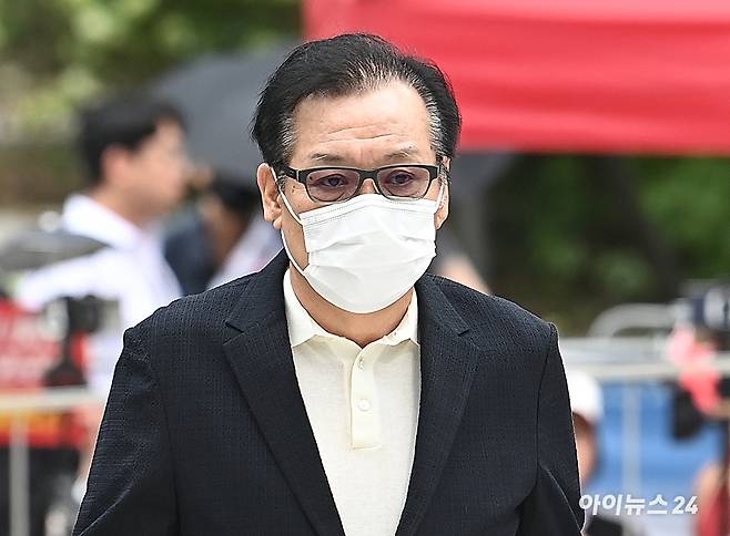 '통일교·공천 청탁 의혹' 건진법사 전성배씨가 18일 오전 서울 종로구에 마련된 김건희 특검팀(특별검사 민중기) 사무실에 출석하고 있다. [사진=곽영래 기자]