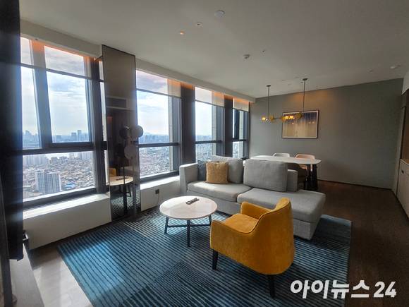 풀만 앰배서더 서울 이스트폴 레지던스 객실 거실 전경.  [사진=박은경 기자]