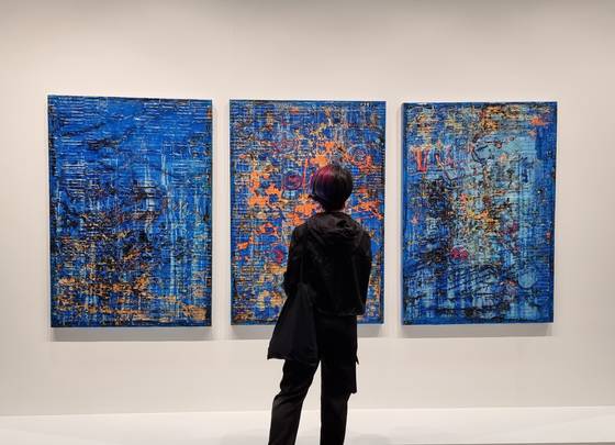 ‘프리즈 서울 2025’에서 62억6000만원(450만 달러)에 판매된 마크 브래드포드의 추상회화 3점 연작. [사진 이준]