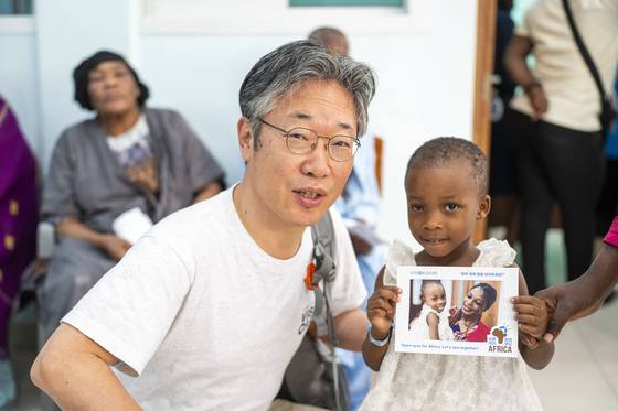 두 달간 아프리카 종단 의료봉사를 다녀온 김동해 비전케어 이사장(왼쪽). 지난달 6일 탄자니아 므완자에 있는 부간도 병원에서 외상성 백내장 수술을 해준 소녀와 사진을 찍었다. [사진 비전케어]