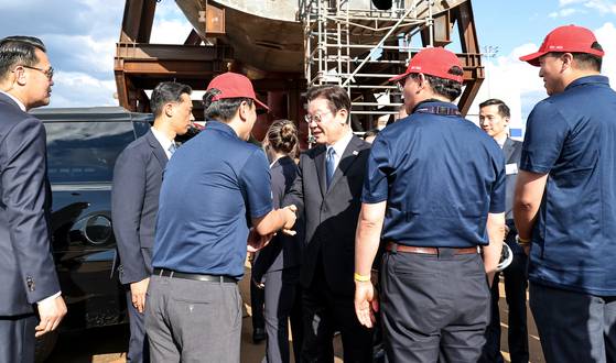 이재명 대통령이 지난달 26일(현지 시간) 필라델피아 한화 필리조선소를 방문해 현장 근무자들을 격려하고 있다. 대통령실사진기자단