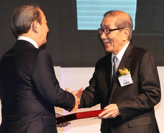 이용일 KBO 초대 사무총장(오른쪽). 중앙포토