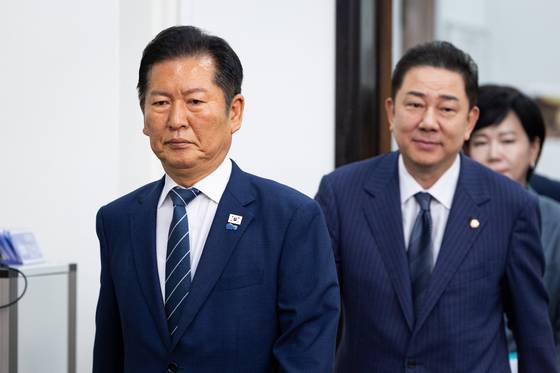 정청래 더불어민주당 대표를 비롯한 지도부가 8일 서울 여의도 국회에서 열린 최고위원회의에 참석하고 있다. 뉴스1