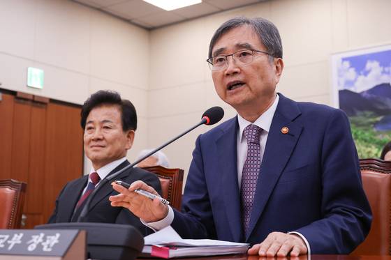 조현 외교부 장관이 8일 서울 여의도 국회에서 열린 외교통일위원회 현안 질의에 출석해 미 조지아 한국업체에 대한 미국 이민 단속 당국의 불법체류·고용 단속과 관련한 의원 질문에 답하고 있다. 연합뉴스