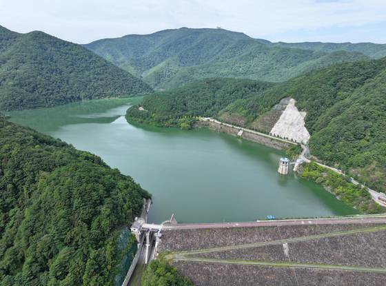 8일 강원 평창군 대관령면 도암댐에 초록빛 물이 차 있다.   강릉 가뭄 사태가 심화함에 따라 정부는 도암댐을 활용한 해갈 방안을 검토 중이다. [연합뉴스]