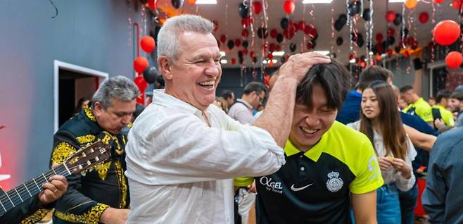 스페인 마요르카 시절 이강인(오른쪽)과 아기레 감독. [사진 마요르카]