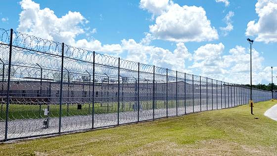 6일(현지시간) 미국 당국의 이민단속으로 체포된 현대차-LG엔솔 배터리공장 건설 현장 직원들이 수감돼 있는 있는 조지아주 포크스턴의 이민세관단속국(ICE) 구금시설. 연합뉴스