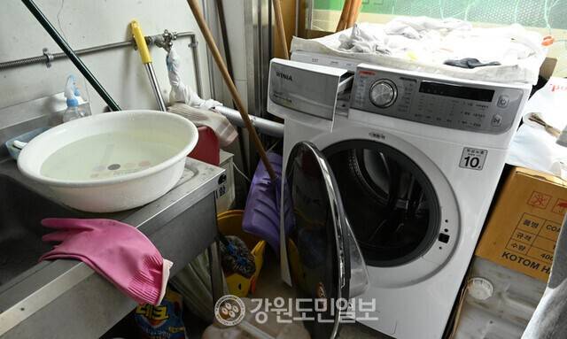 ▲ 강릉지역이 극심한 가뭄을 겪고 있는 가운데 6일 강릉의 한 세탁소 세탁기가 멈춰있다. 김정호 기자