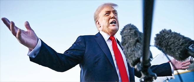 < 트럼프 “한국과 관계 좋다” > 도널드 트럼프 미국 대통령은 7일(현지시간) 뉴욕에서 워싱턴DC 인근 앤드루스 합동기지로 돌아와 기자들과 만난 자리에서 한국인 구금 사태로 한·미 관계가 긴장될 거라고 생각하느냐는 질의에 “그렇지 않다. 우리는 한국과 매우 좋은 관계를 갖고 있다”고 답했다.  AFP연합뉴스