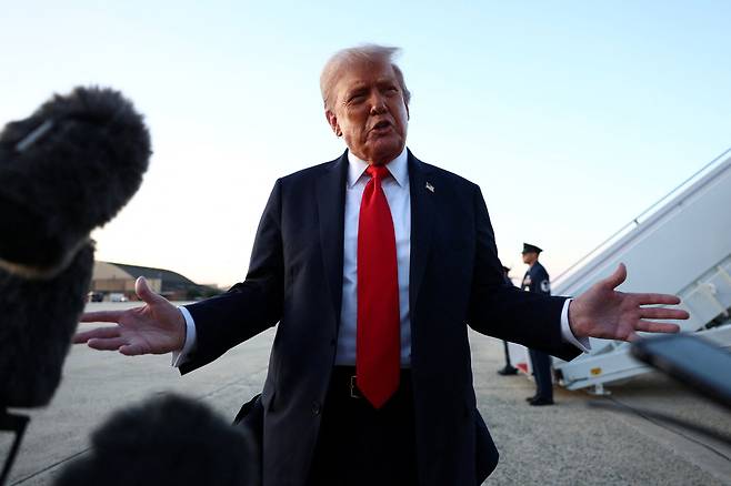 도널드 트럼프 미국 대통령이 7일(현지시간) 메릴랜드주 앤드루스 합동기지에서 열린 기자회견에서 발언하고 있다. 트럼프 대통령은 앞서 뉴욕에서 US오픈 테니스 남자 결승전을 관람했다. 로이터연합뉴스