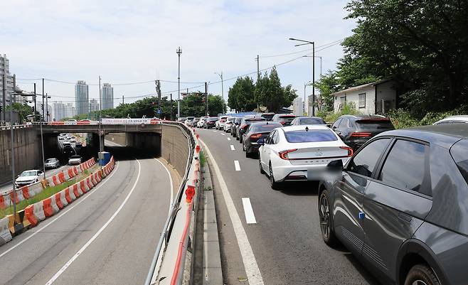 15일 서울 서부간선도로 오목교 지하차도(일직 방향)의 차량 통행이 중단되자 주변 도로가 정체를 빚고 있다. 연합뉴스